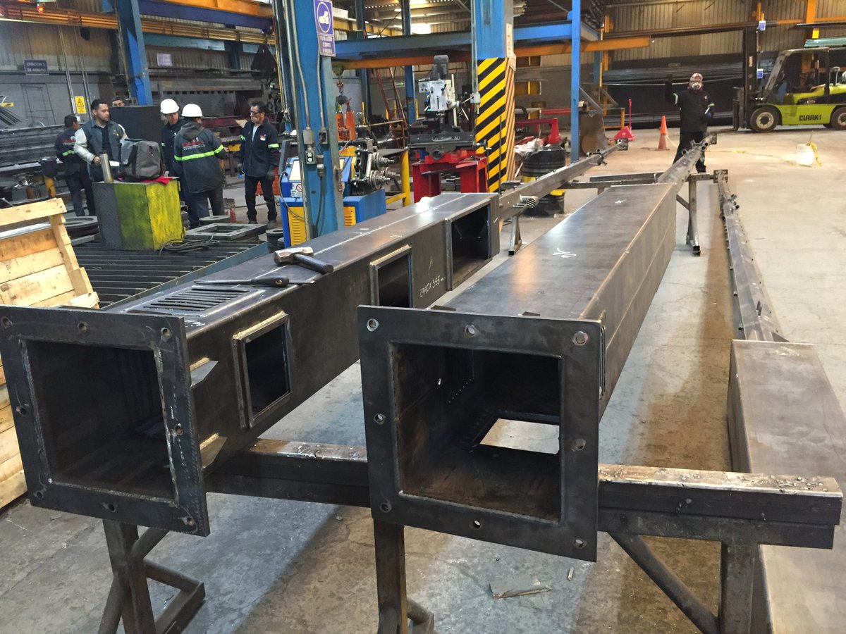 teloram's tweet photo. Nuestra planta de #producción de estructuras metálicas, ubicada en #Tultitlán, Estado de México; Cuenta con una capacidad de producción de 500 toneladas mensuales. Fabricamos Torres de #telecomunicaciones, Arcos de seguridad y Postes de videovigilancia. #Infraestructura https://t.co/PztIcFco2w