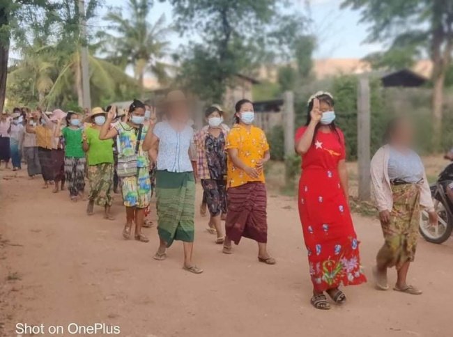 SayuriniIII's tweet photo. People from #PhaungKa village, Latpadaungtaung area protested against the dictatorship this evening.

#AuspiceRefugees
#June24Coup
#WhatsHappeningInMyanmar https://t.co/aXDtMDvNkx