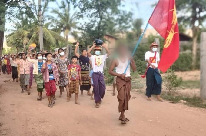 SayuriniIII's tweet photo. People from #PhaungKa village, Latpadaungtaung area protested against the dictatorship this evening.

#AuspiceRefugees
#June24Coup
#WhatsHappeningInMyanmar https://t.co/aXDtMDvNkx