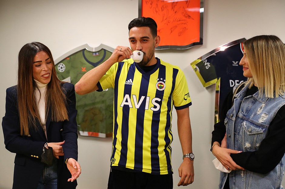 Endonezya'da kahve meyvesini yiyen misk kedisinin dışkı yoluyla çıkardığı kahve çekirdeklerinden elde edilen Kopi Luwak (Luwak kahvesi) dünyanın en pahalı kahvesi olarak satılıyor(du).

Ta ki Fenerbahçe bir kahve için 11 milyon € + bonuslar ödeyene dek...

Aziz Yıldırım
Ali Koç