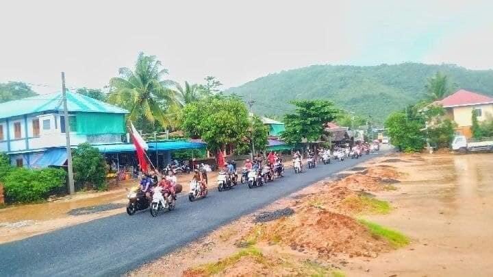 klatpri's tweet photo. Anti-regime protesters from lower KyaukWut village Launglon township drove their motorcycles this afternoon in support of People’s Defense Forces (PDF). #AuspiceRefugees #WhatsHappeningInMyanmar #June24Coup #MilkTeaAlliance https://t.co/Yag20ZBUnG
