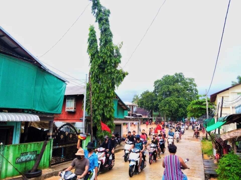 klatpri's tweet photo. Anti-regime protesters from lower KyaukWut village Launglon township drove their motorcycles this afternoon in support of People’s Defense Forces (PDF). #AuspiceRefugees #WhatsHappeningInMyanmar #June24Coup #MilkTeaAlliance https://t.co/Yag20ZBUnG