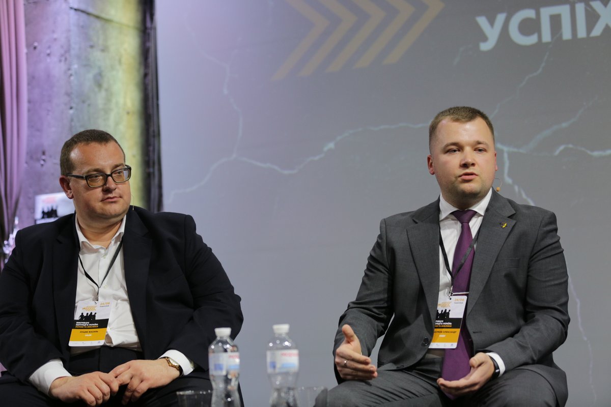 nab_ukr's tweet photo. Дві найвідоміші справи НАБУ за заявами викривачів - це спроба надання 6 млн грн неправомірної вигоди керівникам Національного бюро та #САП, а також - зловживання керівника одного з окружних судів України, - детектив #НАБУ Олександр Абакумов

#ACREC https://t.co/zsBrP0p2Ew