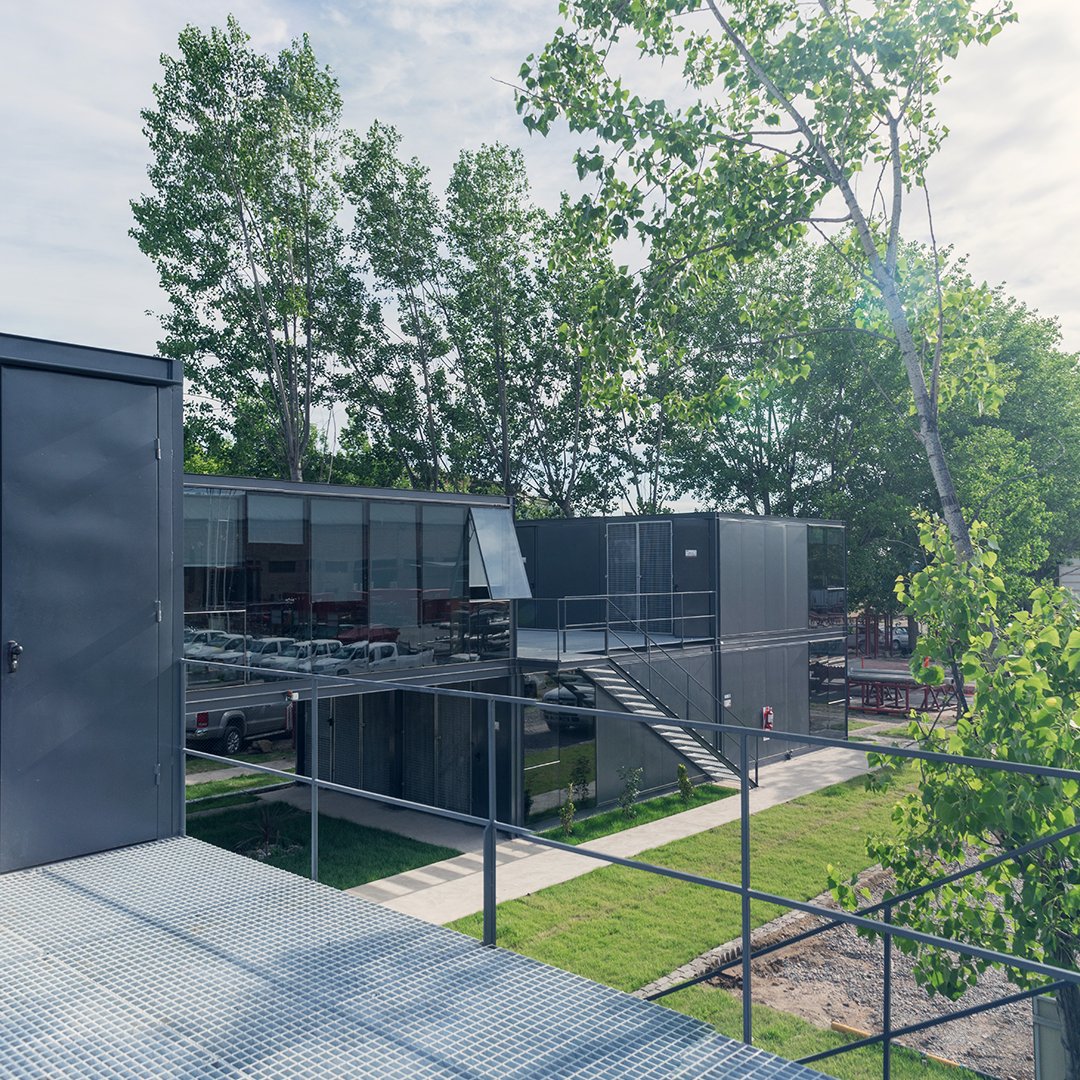 4housingARG's tweet photo. 👉🏼 El proyecto de 500 m2 de tipo llave en mano cuenta con oficinas, salas de reuniones, sala de racks, comedores, consultorio médico,  vestuarios y más. 👏🏼

Conocé más sobre el edificio Weatherford acá ➡ https://t.co/MDZbiJAXon 

#4housing #ConstrucciónModular https://t.co/f2YmMDqjtw