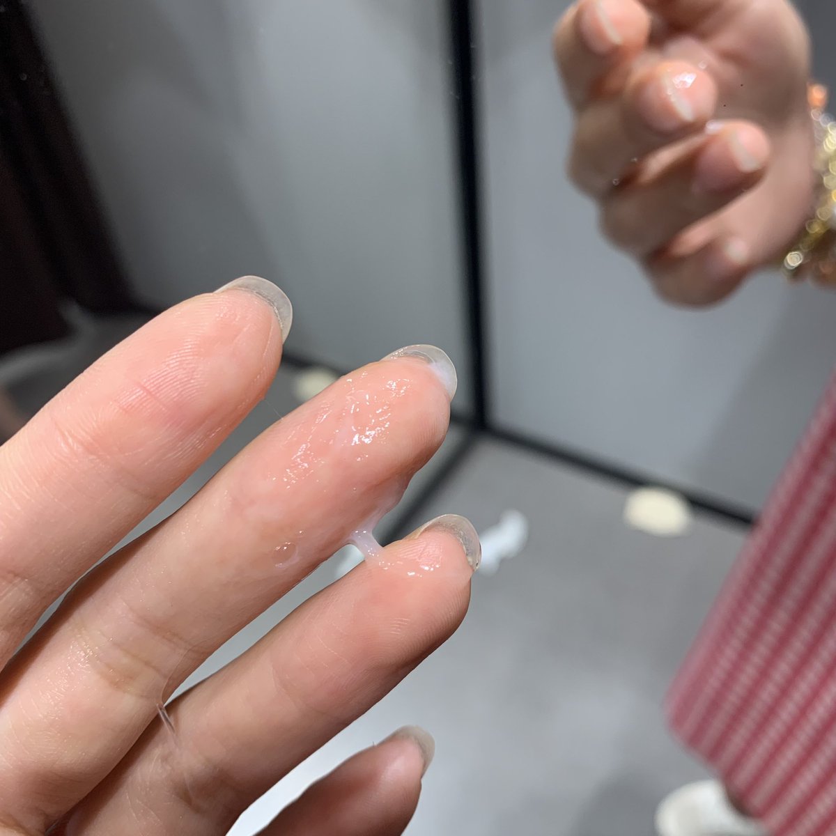 试衣间外面人好多呀，水水也变多了呢
