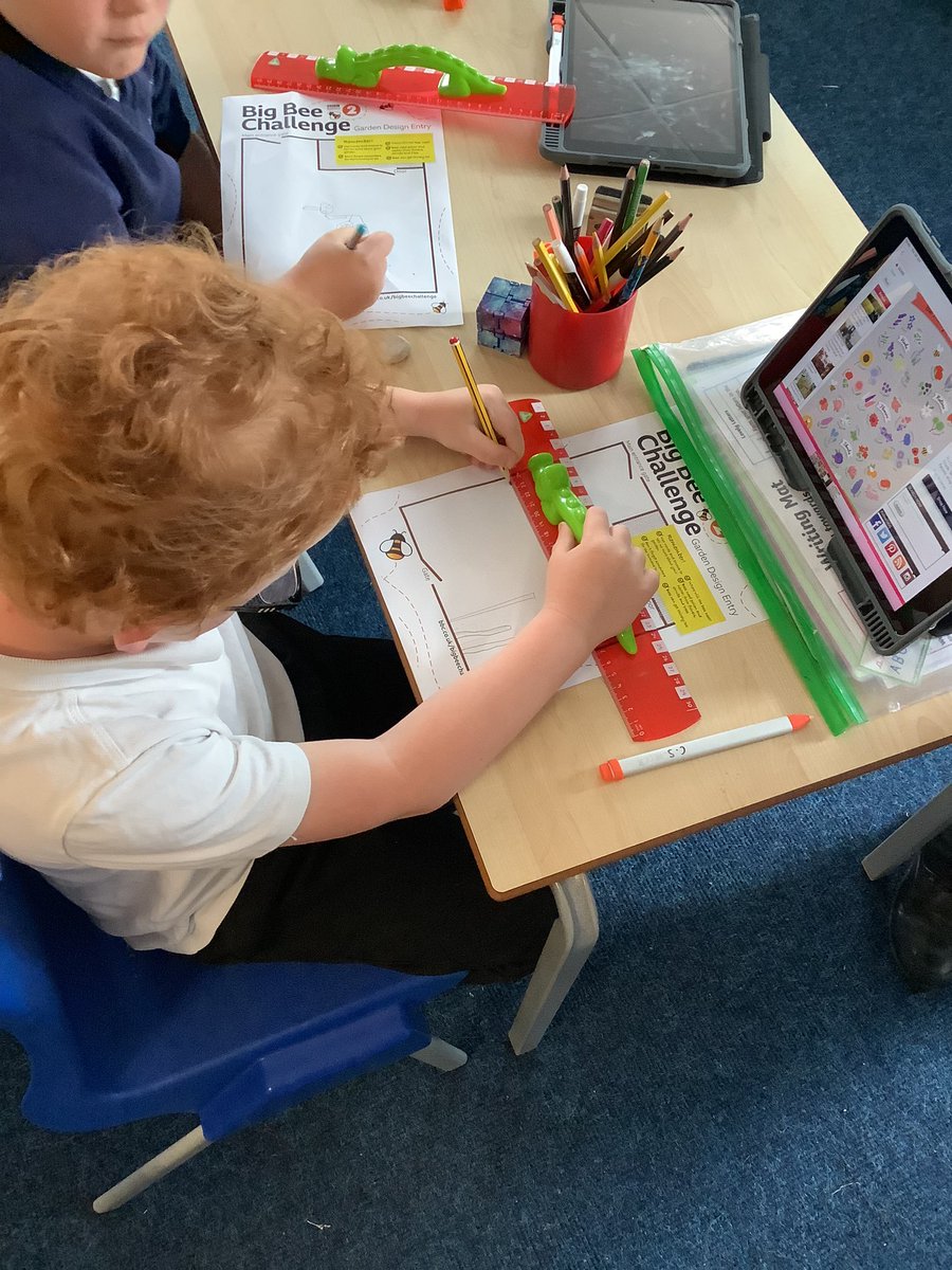 Smith_SMCA's tweet photo. Getting inspiration for our bee garden design. #ipadschool #beegarden #BIGBEECHALLENGE https://t.co/Eq8eNNaMGw