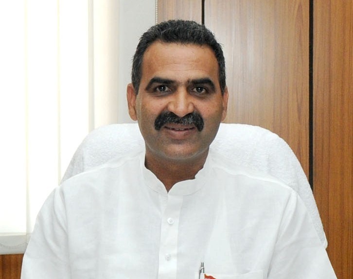 vetfamily3's tweet photo. माननीय मंत्री महोदय @drsanjeevbalyan जी मंत्री बनने से पहले आप ने पशु चिकित्सा में पढ़ाई की थी और मंत्री बनने के बाद क्या आप पशु चिकित्सक नहीं रहे क्या?
आखिर क्या कारण हैं कि एक पशु चिकित्सक और पशु पालन मंत्री होने के बाद भी चुप हो?
#VetDemandAplology
#ShameOnManekaGandhi https://t.co/ftrlGgmHuu