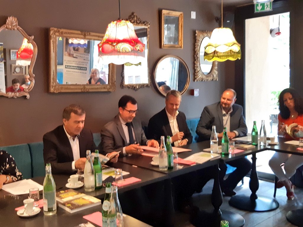 CA_alp_prov's tweet photo. #Partenariat #Tourisme | Le @CA_alp_prov représenté par son Président Franck Alexandre et son DG adjoint @jlebon0, a signé un nouveau partenariat avec Les @logishotels_fr, représenté par son DG Karim Soleilhavoup et Fabrice Galland, Président de la Fédération Int. des Logis. https://t.co/oLnoBNhwdq