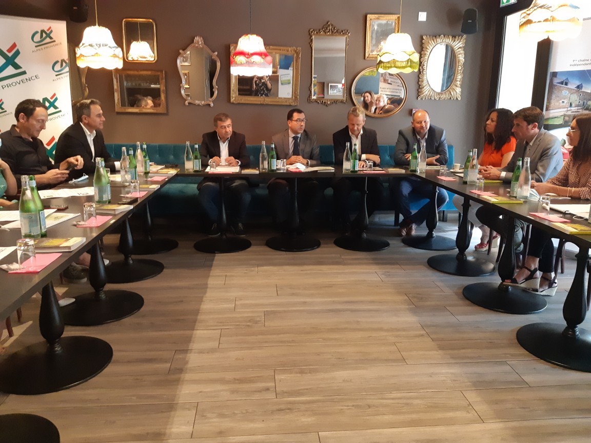 CA_alp_prov's tweet photo. #Partenariat #Tourisme | Le @CA_alp_prov représenté par son Président Franck Alexandre et son DG adjoint @jlebon0, a signé un nouveau partenariat avec Les @logishotels_fr, représenté par son DG Karim Soleilhavoup et Fabrice Galland, Président de la Fédération Int. des Logis. https://t.co/oLnoBNhwdq
