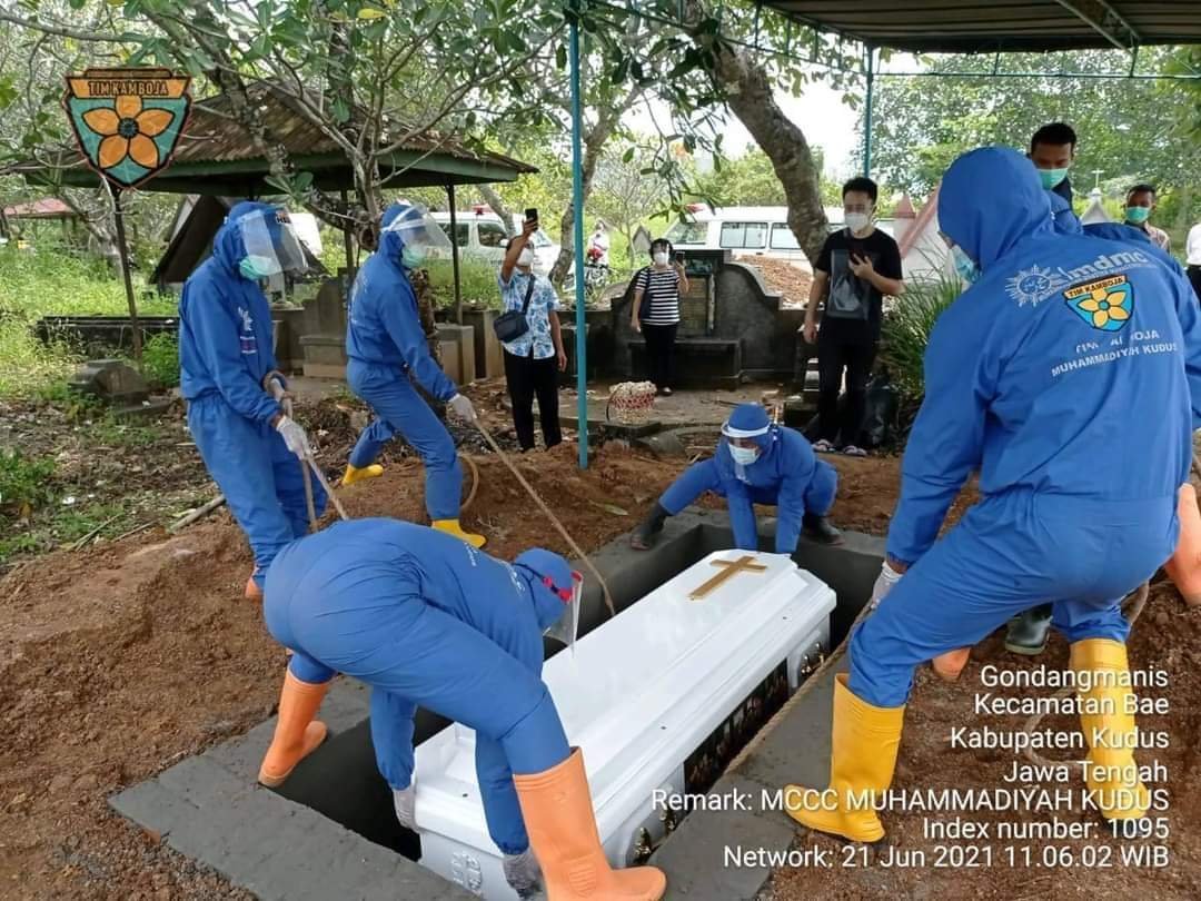 JubirPartikelir's tweet photo. Terima kasih @Muhammadiyah, 

kau tidurkan umatku di peristirahatannya yang terakhir dengan baik. https://t.co/C35CtRYyWy