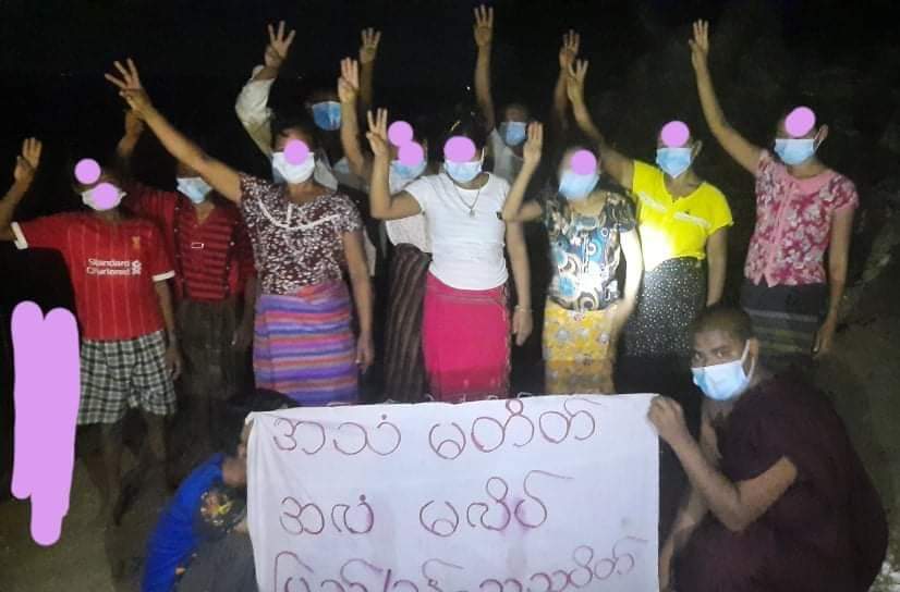 Despite security is tight,Regular Night Strike against Military Regime by monks and residents from PyiGyiTaKon,#Mandalay successfully staged. 
#AuspiceRefugees 
#WhatsHappeningInMyanmar 
#June24Coup
