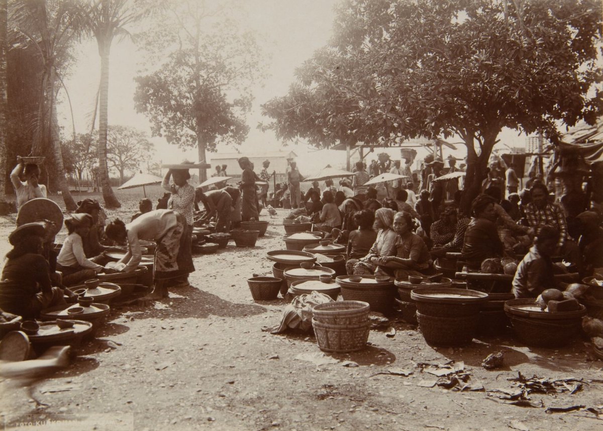 Suasana pasar-pasar di Hindia, awal abad 20. Dari awal: Bali, Banjarmasin, Karo, Madura.

Meski secara umum perempuan Hindia masih tersisih dari urusan publik, di pasar beda ceritanya. Di sana perempuan memegang kuasa yang lebih luas, tak jarang malah jadi penggerak utamanya.