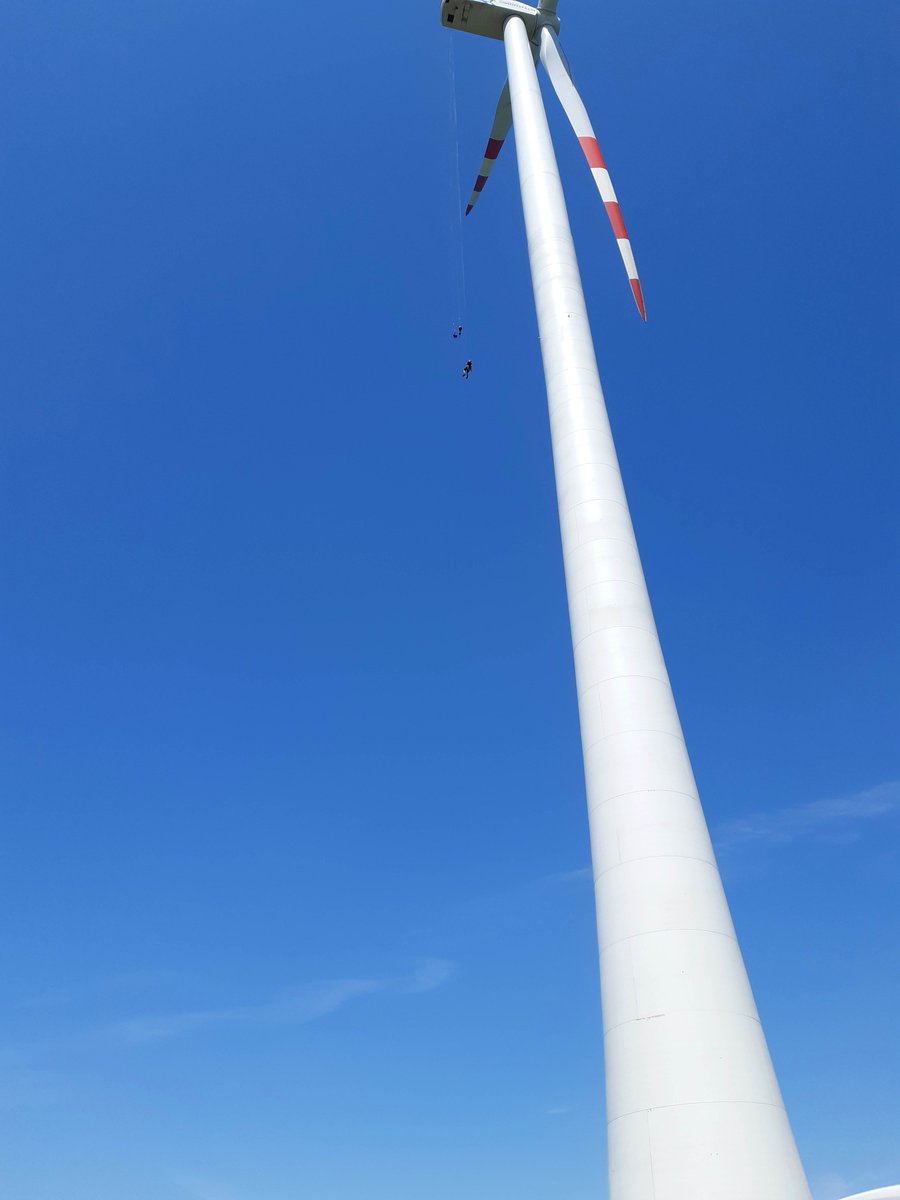wksimonsfeld's tweet photo. Unsere Techniker haben die Abseilübung wieder mit Bravour gemeistert! 👏
Heuer lag der Schwerpunkt bei der Bergung aus dem Rotorkopf. Anschließend folgte dann die Abseilübung aus der der Gondel von 143 Meter Höhe. 😎 https://t.co/fGyNjyaRUD