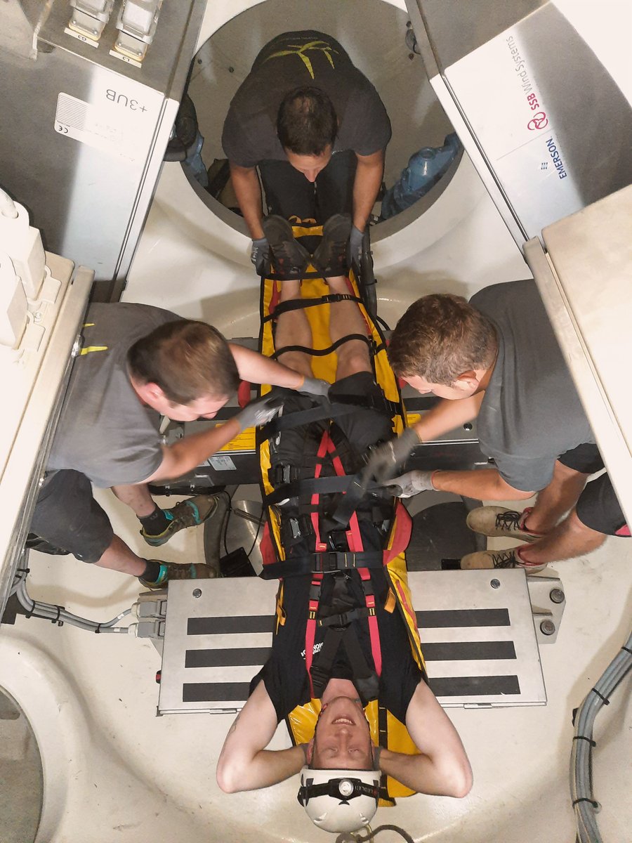 wksimonsfeld's tweet photo. Unsere Techniker haben die Abseilübung wieder mit Bravour gemeistert! 👏
Heuer lag der Schwerpunkt bei der Bergung aus dem Rotorkopf. Anschließend folgte dann die Abseilübung aus der der Gondel von 143 Meter Höhe. 😎 https://t.co/fGyNjyaRUD
