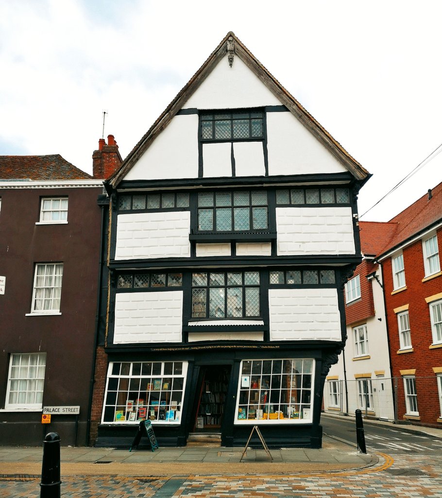 helloitsayten's tweet photo. I have loved seeing all the #IndieBookshopWeek posts ๐ it makes me want to start my own even more!
For now, here's one of my favourite local bookshops, #CatchingLives โจ It's filled with second-hand books and supports homelessness in Canterbury.
#ChooseBookshops https://t.co/UhwyyyegE9