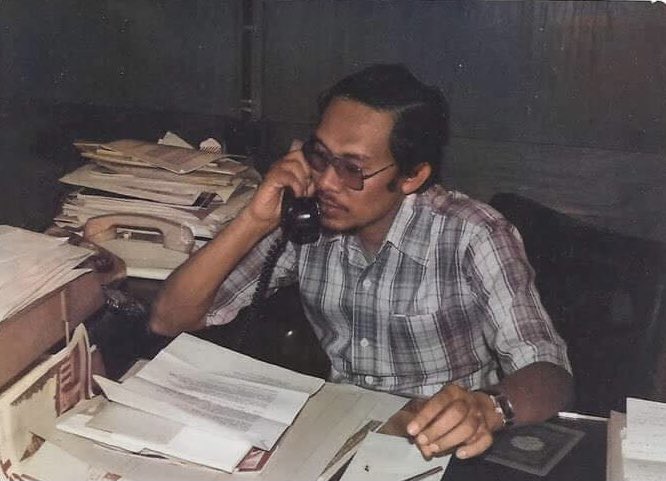 Saya saran kita semua ambil langkah proaktif, telefon rakan terdekat dan tanya khabar mereka, terutama yang berkurung seorang diri. 

Luangkan masa, dengar keluhan dan ceriakan mereka. 

Saya yakin di zaman gawat ini setiap seorang dari kita boleh buat sesuatu yang bermakna.