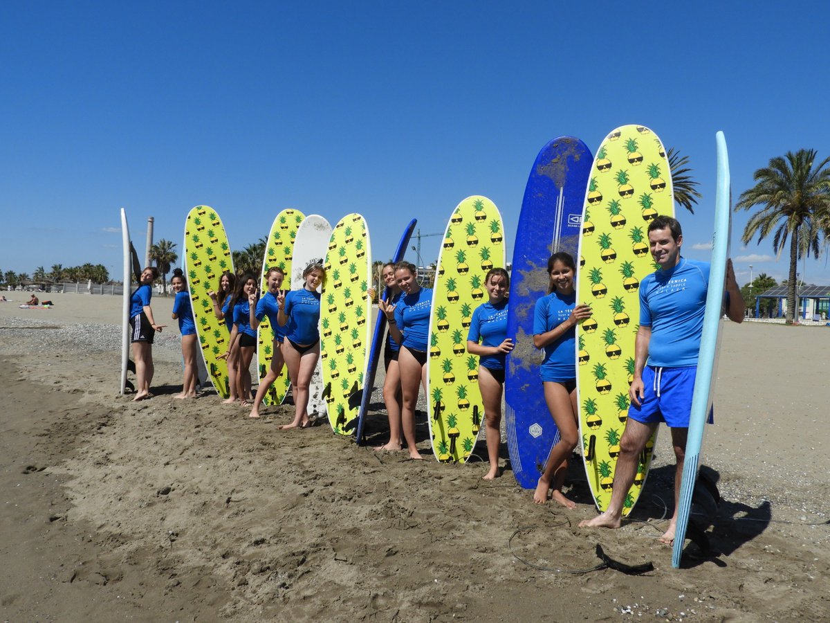 IESJesusMarin's tweet photo. Nuestro alumnado de 1° de Bachillerato despide el curso en el mar aprendiendo  a practicar #paddleSurf 🏄 https://t.co/b7ChDkDTSG