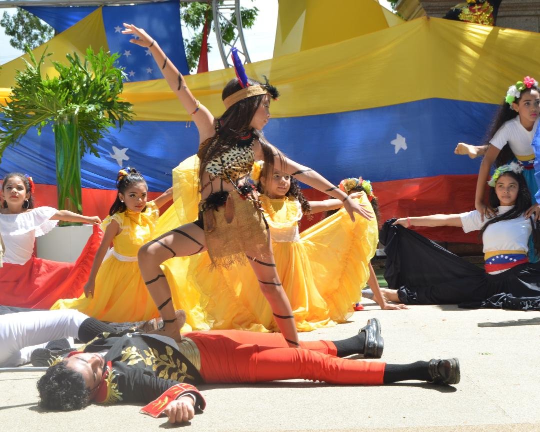 #LoDijo🗣️ Gobernador <a href="/Josemvasquez/">José Vásquez</a>: la conciencia, la impetud de llevar la sangre de estos héroes y heroínas debe correr por nuestras venas para día a día defender nuestra tierra 

#Carabobo200AñosDeLibertad
#EnCuerpoYAlmaPorGuárico