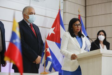 📢¡𝐀𝐬í 𝐥𝐨 𝐃𝐢𝐣𝐨!🇻🇪
VP <a href="/delcyrodriguezv/">Delcy Rodríguez</a>: En este significativo acto que estamos dando constancia del recibimiento de la vacuna Abdala, está Bolívar invicto, está el triunfo sobre quiénes pretendieron dominar a nuestro pueblo.
#Carabobo200AñosDeLibertad
#AlbaBolivariana