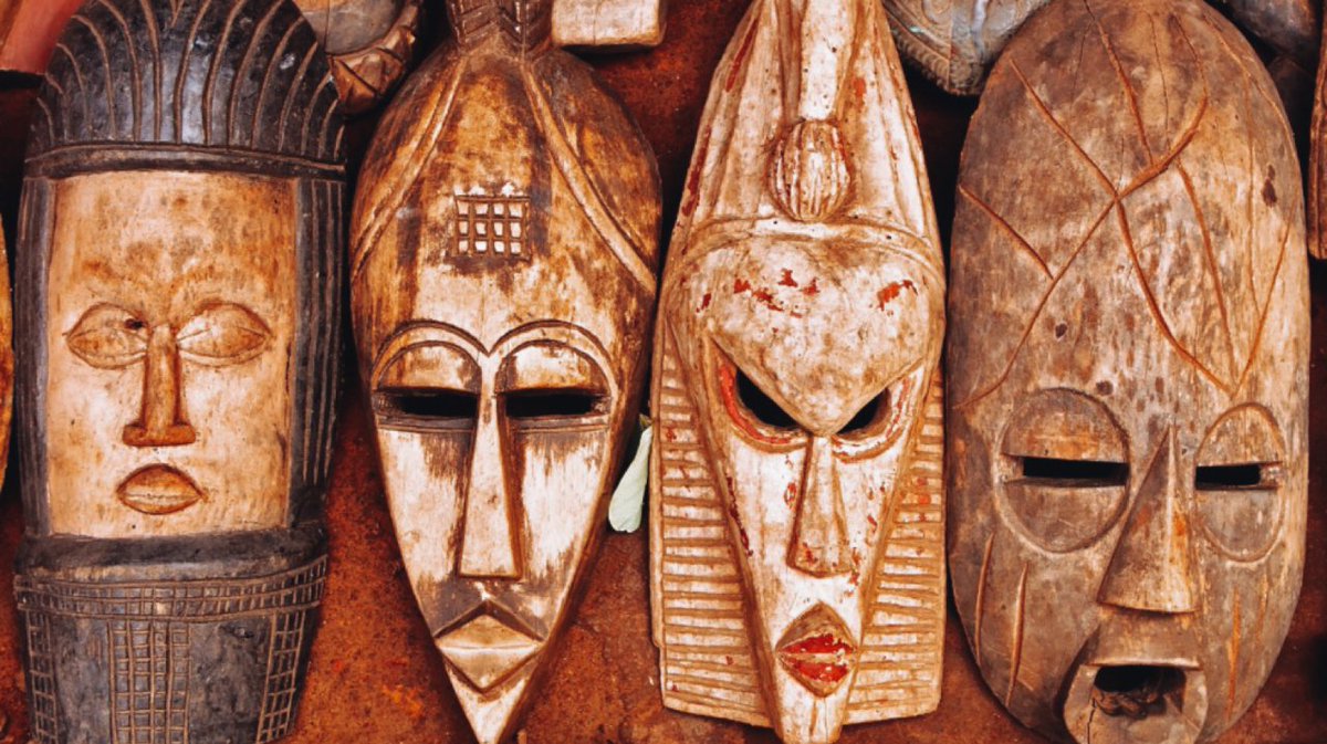 Las máscaras de madera africanas desempeñan un papel importante en las ceremonias tradicionales y danzas 🎭. Estos elementos tienen diferentes significados: espíritus de sus antepasados, héroes mitológicos o espíritus animales. #EspañolesEnElMundo. 
¿Con cuál te quedas?