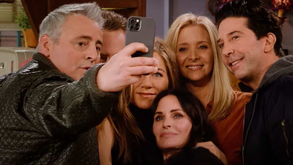 Damien1987200's tweet photo. #FriendsReunion  c'est quand même un grand moment de les revoir réuni j'ai des frissons la😃 https://t.co/FBlmUD7l7f
