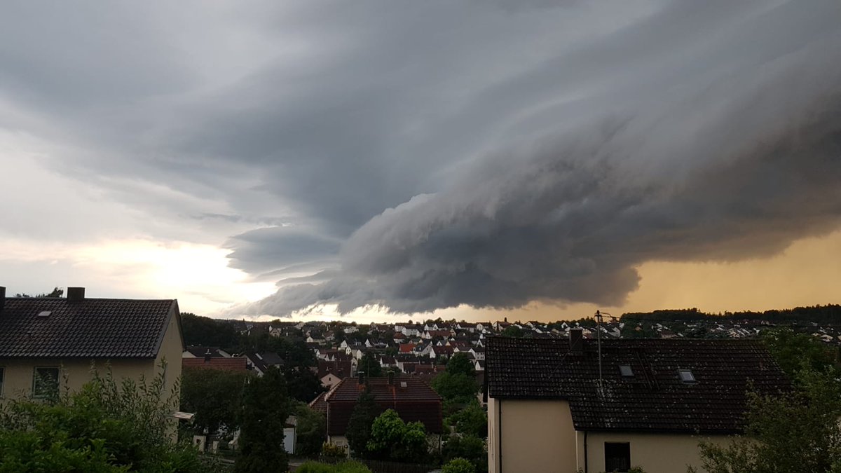krasserbernd's tweet photo. #Gewitter über #Pfaffenhofen @Kachelmannwettr @unwetteralarm @Skywarn_DE https://t.co/qJ5d4VN6VI