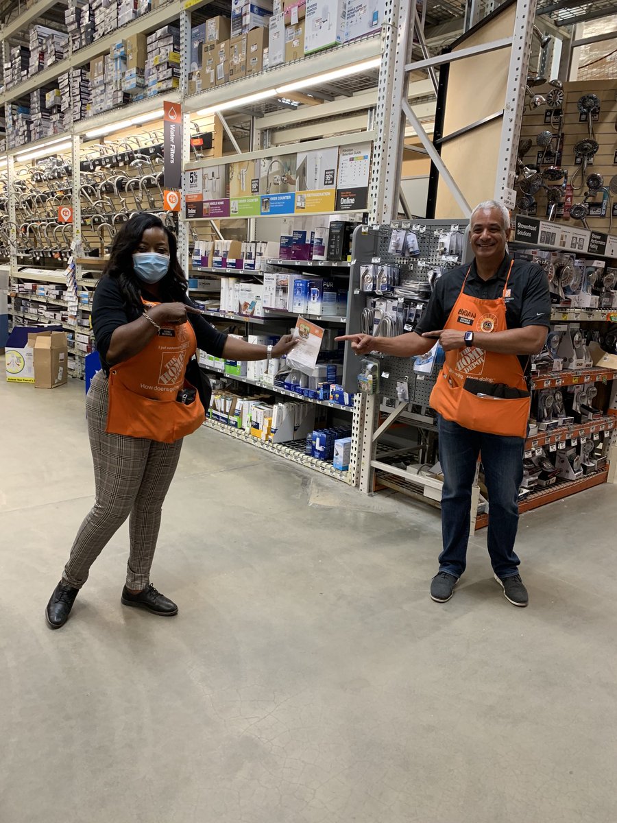 MsHowellTHD2503's tweet photo. How could I have forgot to tweet this pic😊. District Manager Brian recognizing our SM CeCe for assisting the District with coverage and taking care of our people. Our SM rocks 👏🏽 https://t.co/l8SYQUmMSI