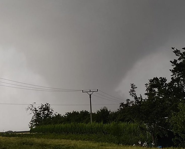 StormchasingD's tweet image. #violent #Tornado hits the region south east of #Brno, #CzechRepublic today. Devastating damage even on concrete Buildings. Likely the horrible end from the week long #Supercell outbreak in western and central #Europe 
@ReedTimmerAccu
@DopplerJess
@severestudios