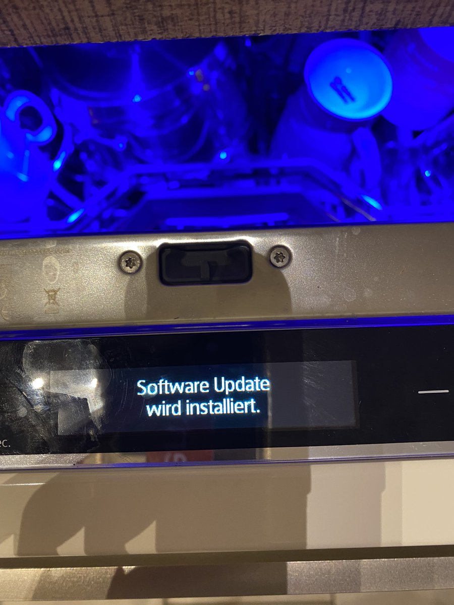Plurax's tweet photo. Mein Geschirrspüler installiert gerade ein Softwareupdate. https://t.co/ybMYK2ZOK4