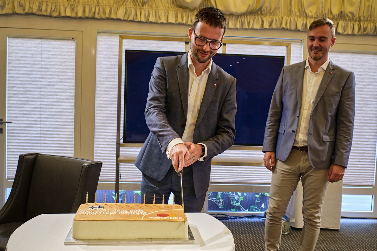 Dnes jsme s <a href="/Mastercard/">Mastercard</a>  oslavili desáté výročí #contactless plateb v Čechách. Generální ředitel Mastercard pro Českou republiku a Slovensko Michal Čarný ukázal, že bezkontaktně lze dnes již zaplatit například i pouhým prstenem! #cashless #payments