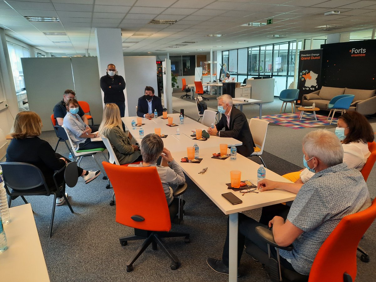 Olivier_Mast's tweet image. En duplex avec les USC depuis USC GO et intervention auprès de ce nouveau collectif au service de la satisfaction client : Tous engagés pour l’excellence ! 
Visite et échanges fructueux avec les équipes et le codir de l’AE. Merci à tous pour cette journée ! @Orange_France