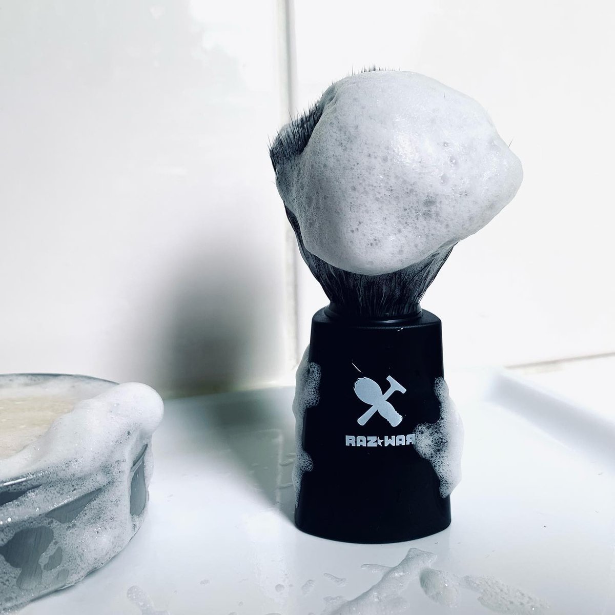 New shaving brush on the store 😏

🔻Triangular handle for an amazing grip
🔺 Synthetic bristle developed especially for wet shaving, resulting from decades of research 

#veganshavingbrush #shavinglather #wetshaving #naturalshavingsoap