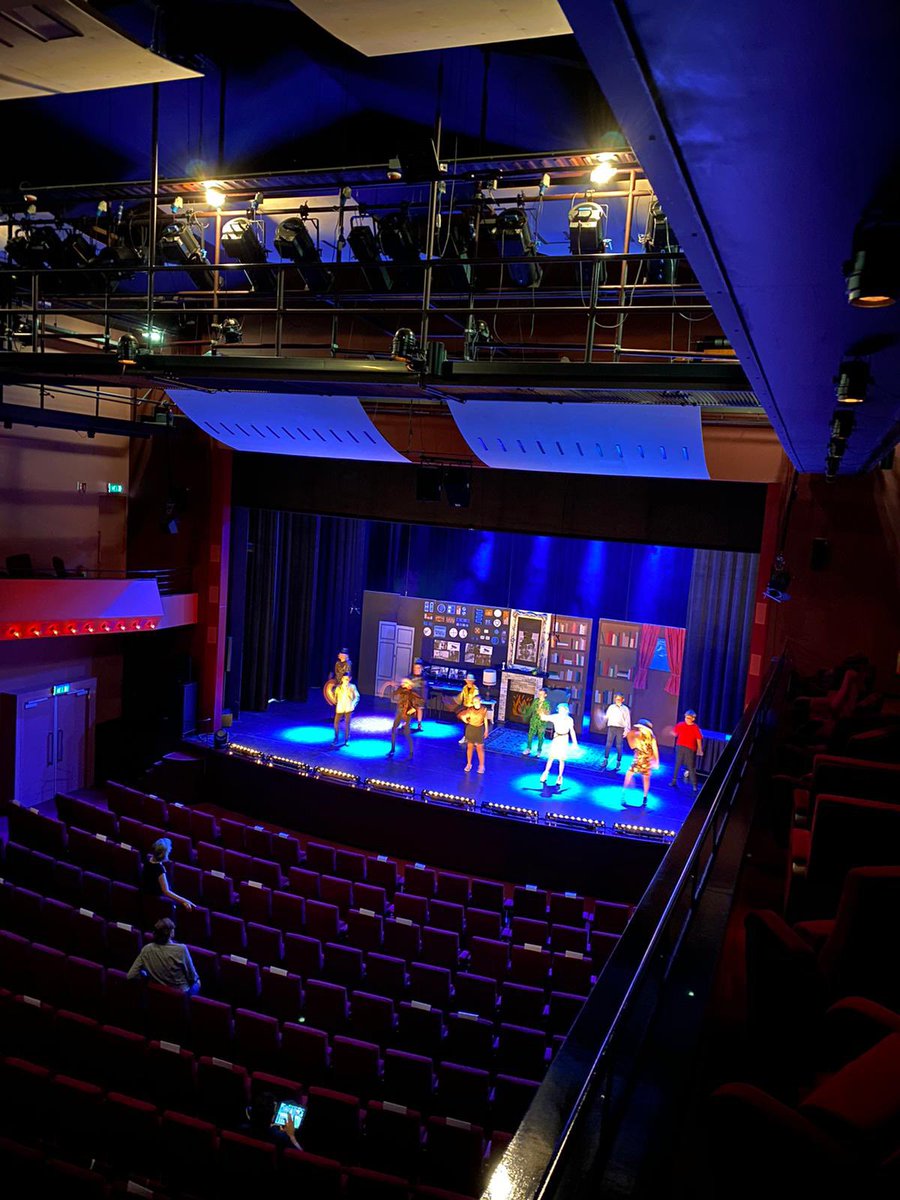 Vanavond op ons podium in de spotlights: de schoolmusical van CBS De Schalmei in Bant. Via livestream voor familie en vrienden te zien. Toi toi toi voor alle leerlingen en de crew! 
🍀🍀🍀