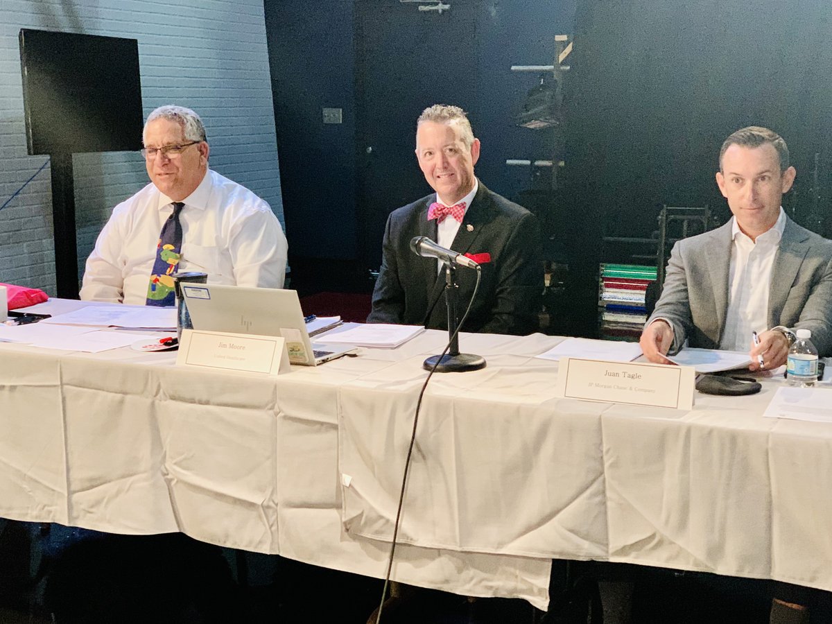 EducationFdnPBC's tweet image. Special thanks to Juan Tagle (far right) for his leadership as Chair of the Foundation Board of Directors these last two (challenging) years and we welcome incoming Board Chair @DJJimMoore (center). #bestboardever #grateful @pbcsd @FlaEduFoundtns @jpmorgan @UHC