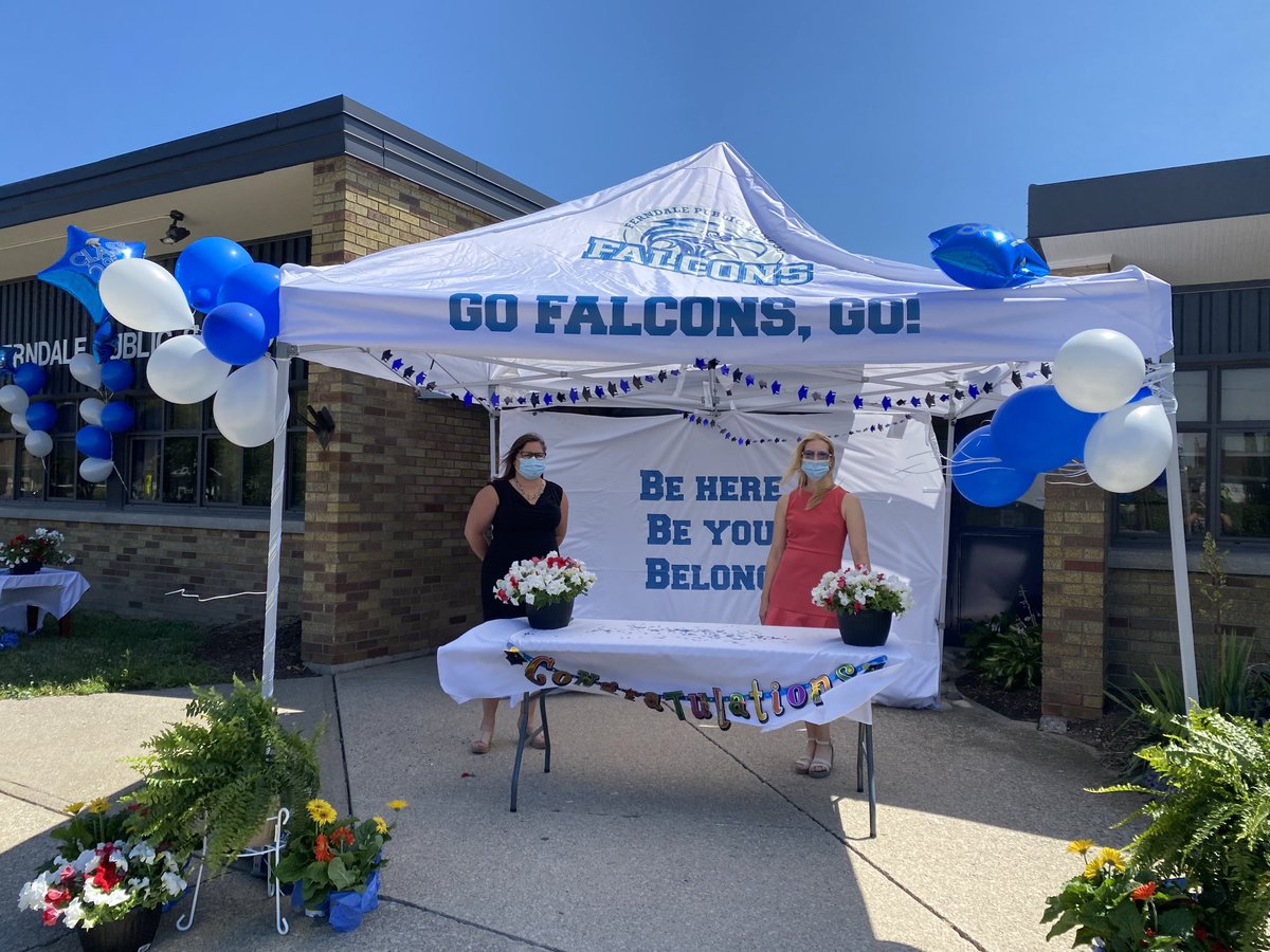 Ferndalerocks's tweet photo. Happy Graduation Day, grade 8s! 👏 👏 👏 ⁦@dsbn⁩ https://t.co/ulbVwchdy9