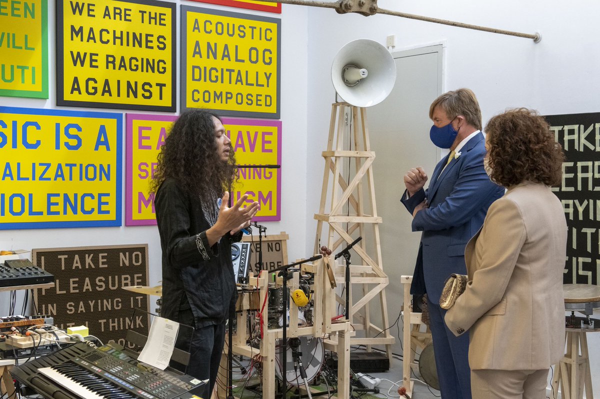 De Koning bezoekt de Open Studios van de Rijksakademie van beeldende kunsten in Amsterdam, ter gelegenheid van het 150-jarig bestaan. Tijdens de Open Studios laten 44 kunstenaars de resultaten zien van hun tijdelijk verblijf aan de Rijksakademie. koninklijkhuis.nl/actueel/nieuws…