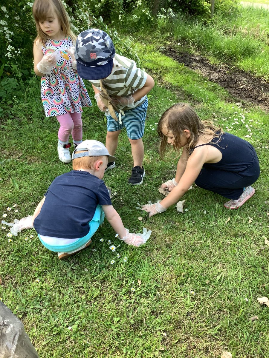 HawthornFlc's tweet photo. We are learning about becoming responsible citizens by looking after our garden. #litterpick #learningtogether https://t.co/VRDt0hWaH1
