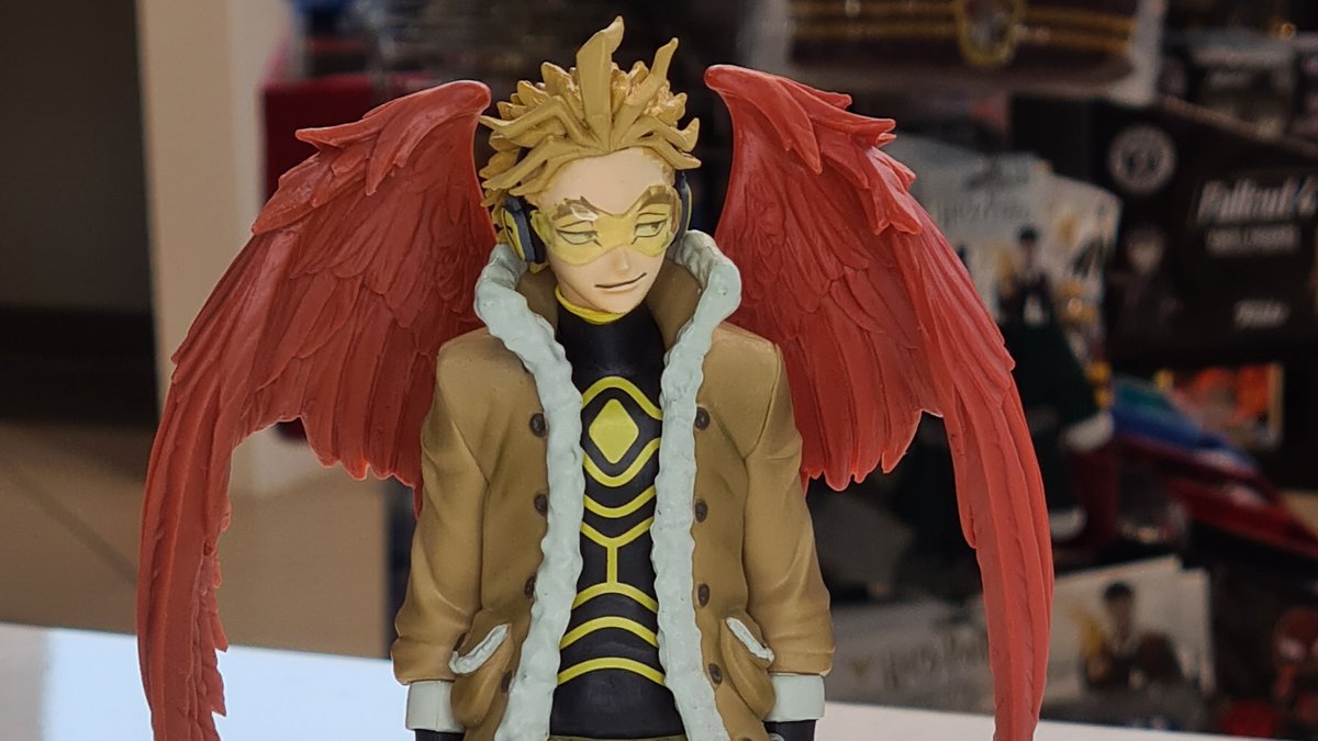 foxchip_fr's tweet photo. Un personnage tant apprécié de My Hero Academia, Hawks et ses ailes d'acier est arrivé en stock.🦋
Cette nouvelle figurine vous permettra de compléter votre collection Age Of Heros de MAH.
On vous montre un petit aperçu de cette collection sur nos étagéres.
😍🧚
#mha
#foxchip https://t.co/5DJxV2K63n