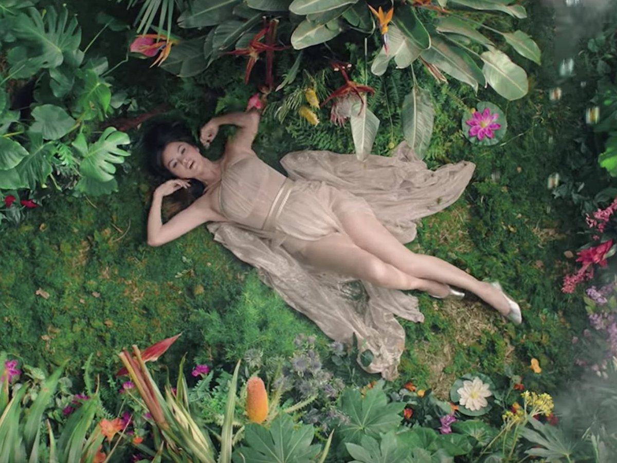 melodramaupas's tweet photo. Living proof and rare music videos parallels 🍃 https://t.co/OMS9iHUnFK