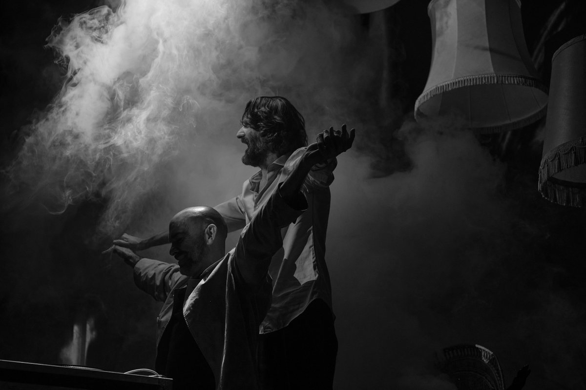 #LeBulletin 🗞
Premières réussies pour Frédéric Beigbeder et son “DJ Set Littéraire” qui a donné des airs de club au Bataclan ! Une balade à travers ses écrits et en musique au fil des quarante dernières années… ✨ 👯‍♀️
Live report 👉 bit.ly/3daeABD 
© Nicolas BLSCAK