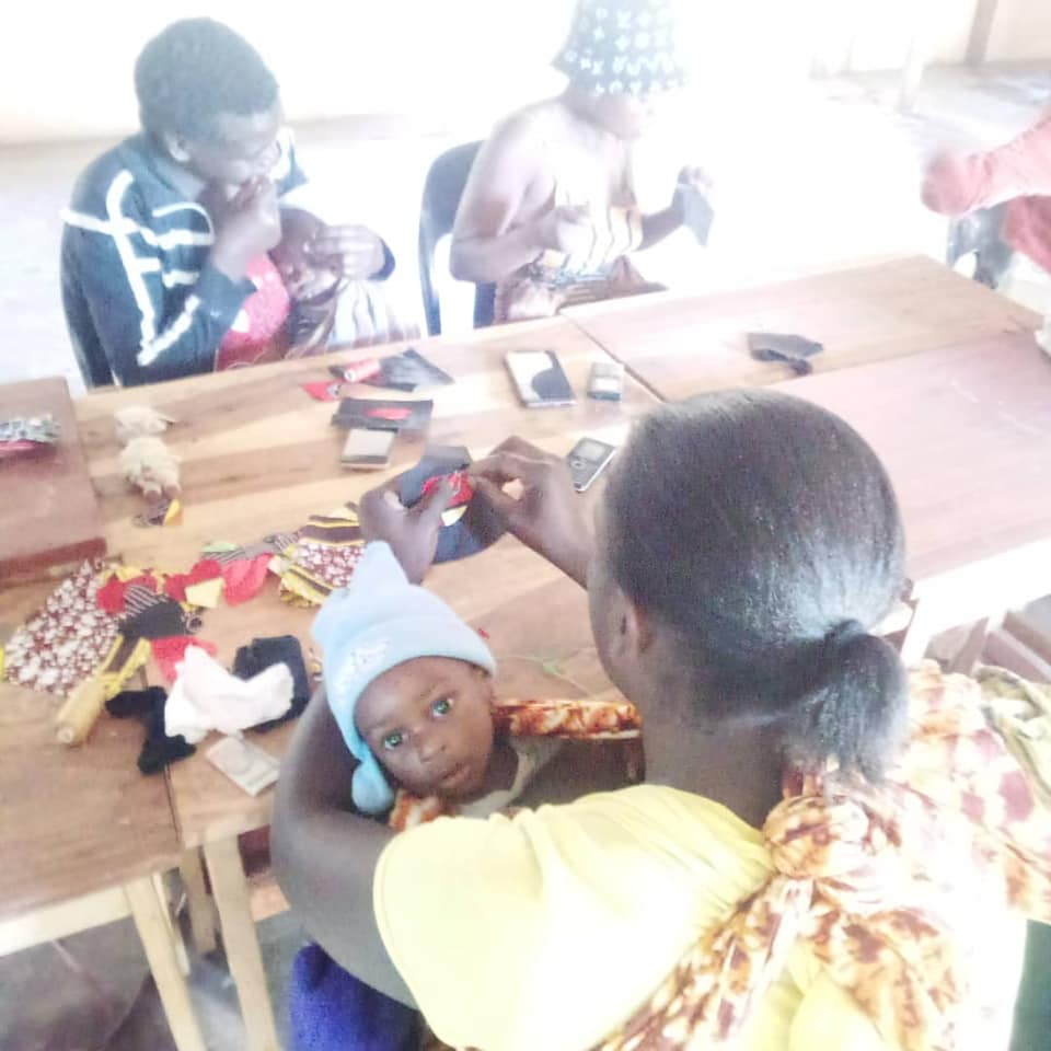 WomenInfluence_'s tweet photo. 💛💛💛#kalingalingagirls have everything according to plan!😍
Moms sew❤️
Children learn🍍
Everyone plays chess!☺️

But we have good news:

1.    Next week we have the first women’s chess tournament in Lusaka. Kalingalinga Chess Open
2.    We have… https://t.co/4bFSMwLifD https://t.co/TKbIEMqc87