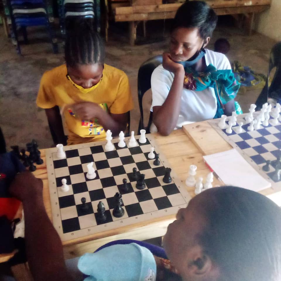 WomenInfluence_'s tweet photo. 💛💛💛#kalingalingagirls have everything according to plan!😍
Moms sew❤️
Children learn🍍
Everyone plays chess!☺️

But we have good news:

1.    Next week we have the first women’s chess tournament in Lusaka. Kalingalinga Chess Open
2.    We have… https://t.co/4bFSMwLifD https://t.co/TKbIEMqc87