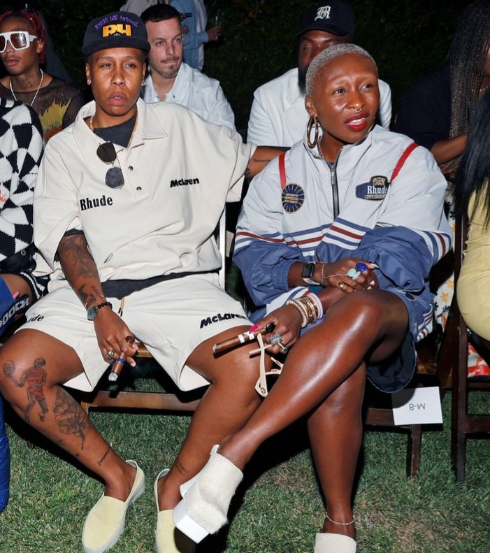 #cynthiaerivo senta-se na primeira fila com #lenawaithe no desfile de moda Rhude