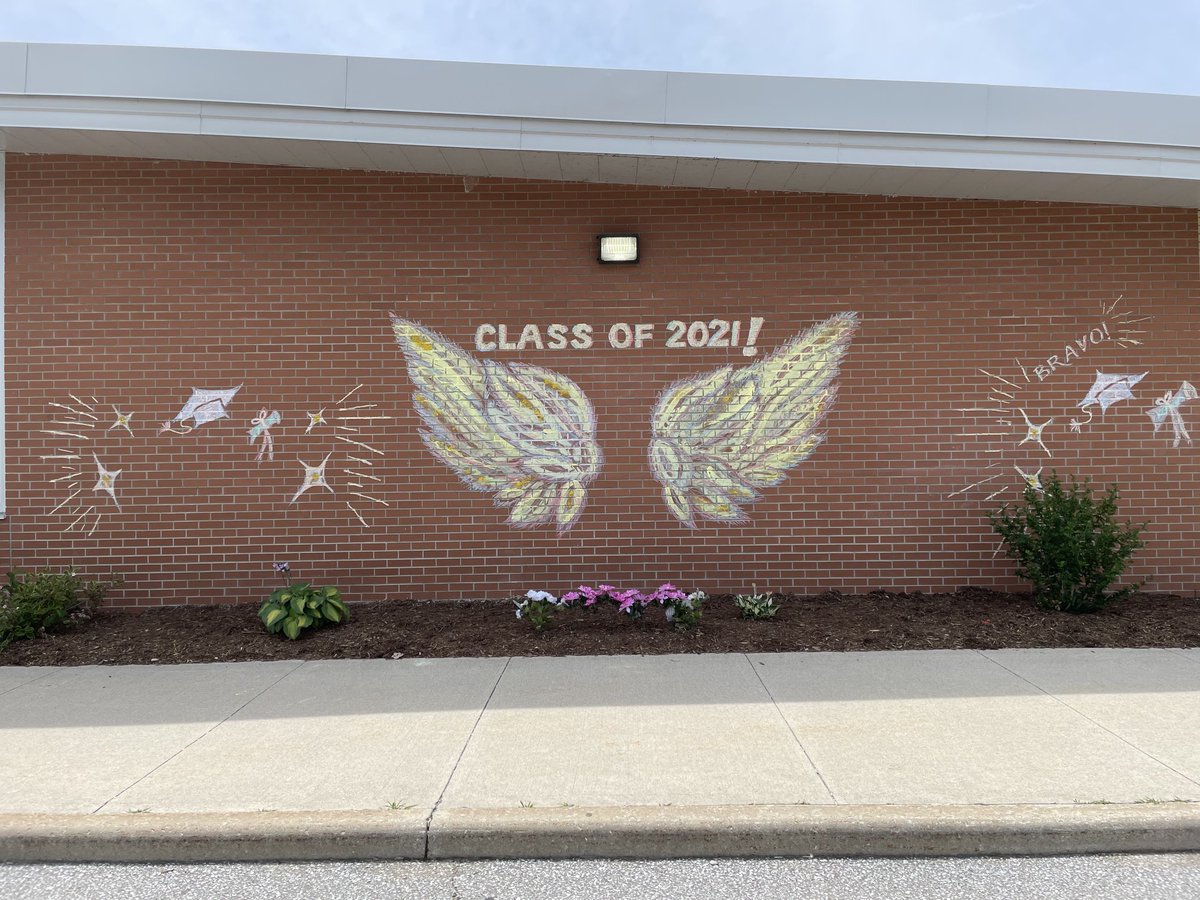 Today is the big day! Congratulations to our Grade 8 Cougars! ⁦<a href="/LKDSB/">Lambton Kent DSB</a>⁩ ⁦<a href="/angie_barrese/">angie barrese</a>⁩
