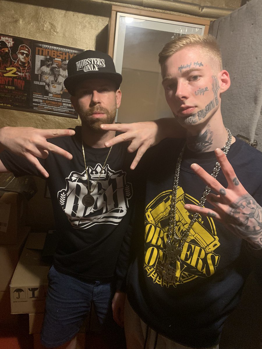 Kraliban's tweet photo. Mobsters Only…
#mobshyt #mobstersonly #kraliban #labonte #deutschrap #untergrund #studio #session #urban #lifestyle #machordentlichbargeld #fürth #rendsburg https://t.co/7oVKrymW5W