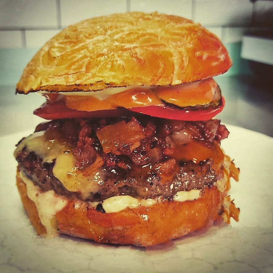 Prueba nuestra picanha Burger! 
Pan de papa con topping de parmesano, 170g de picanha molida, 2 quesos cheddar, jalea de tocino, mayonesa de ajo, aderezo especial, pepinillos y jitomate.
Todo esto por solo 130.00
Solo delivery y pick-up en <a href="/En_laDelValle/">En la Del Valle</a>