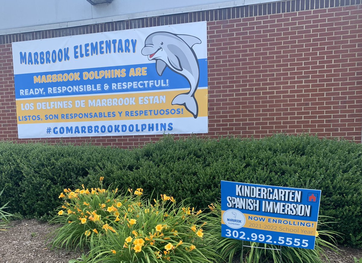 Loving the new bilingual signage at Marbrook ES! 👏 <a href="/MBKimmersion/">Marbrook Immersion</a> @mayaaldas #DEimmersion
