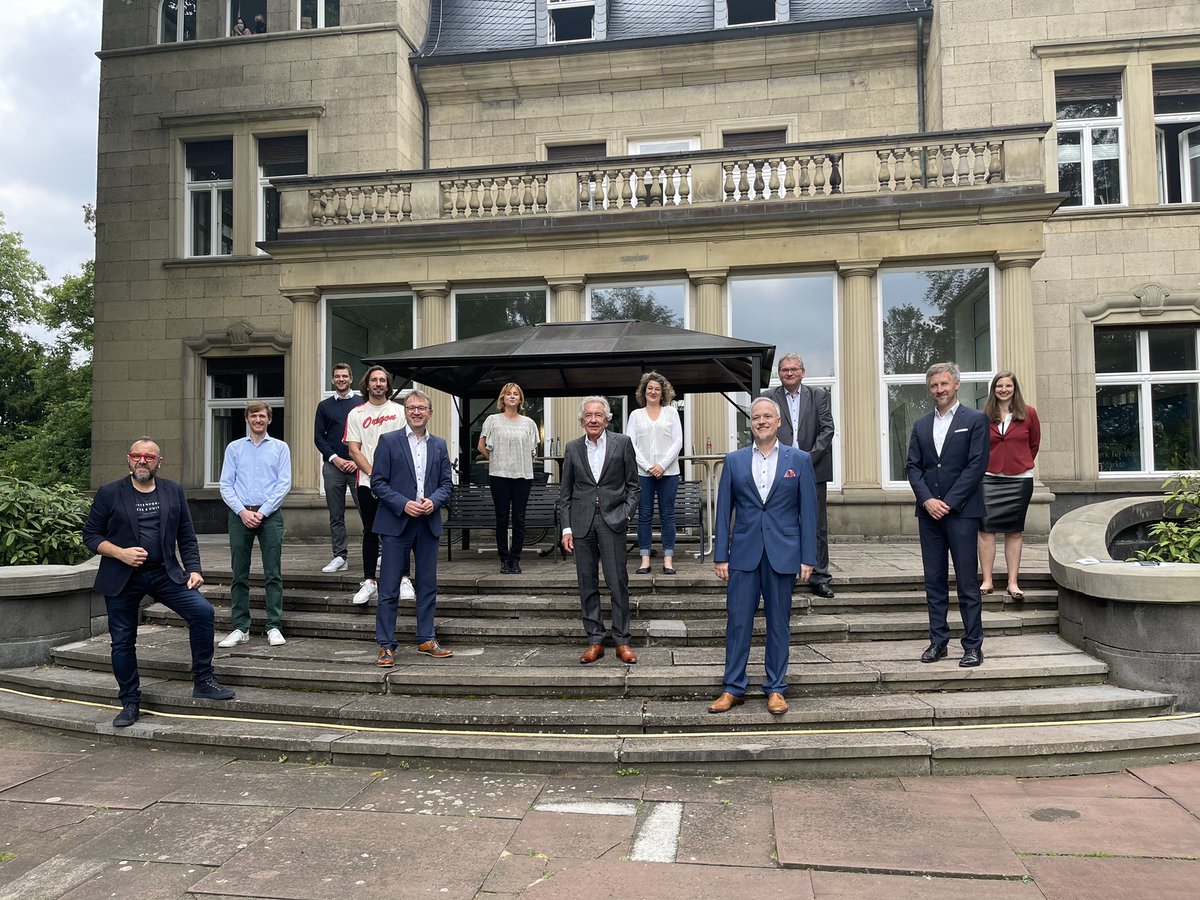 3 Vorträge, 29 Startup-Pitches und 480 Teilnehmer:innen aus 53 Ländern! Das war der European Logistics Innovation Day! DANKE, für diesen großartigen Tag! 😍 
@duisport @MBEI_NRW <a href="/ZENITGmbH/">ZENIT GmbH</a> <a href="/Esri/">Esri</a> <a href="/ioxlab/">IOX LAB</a> <a href="/EURALOGISTIC/">EURALOGISTIC</a> <a href="/NRWEuropa/">EEN NRW</a>