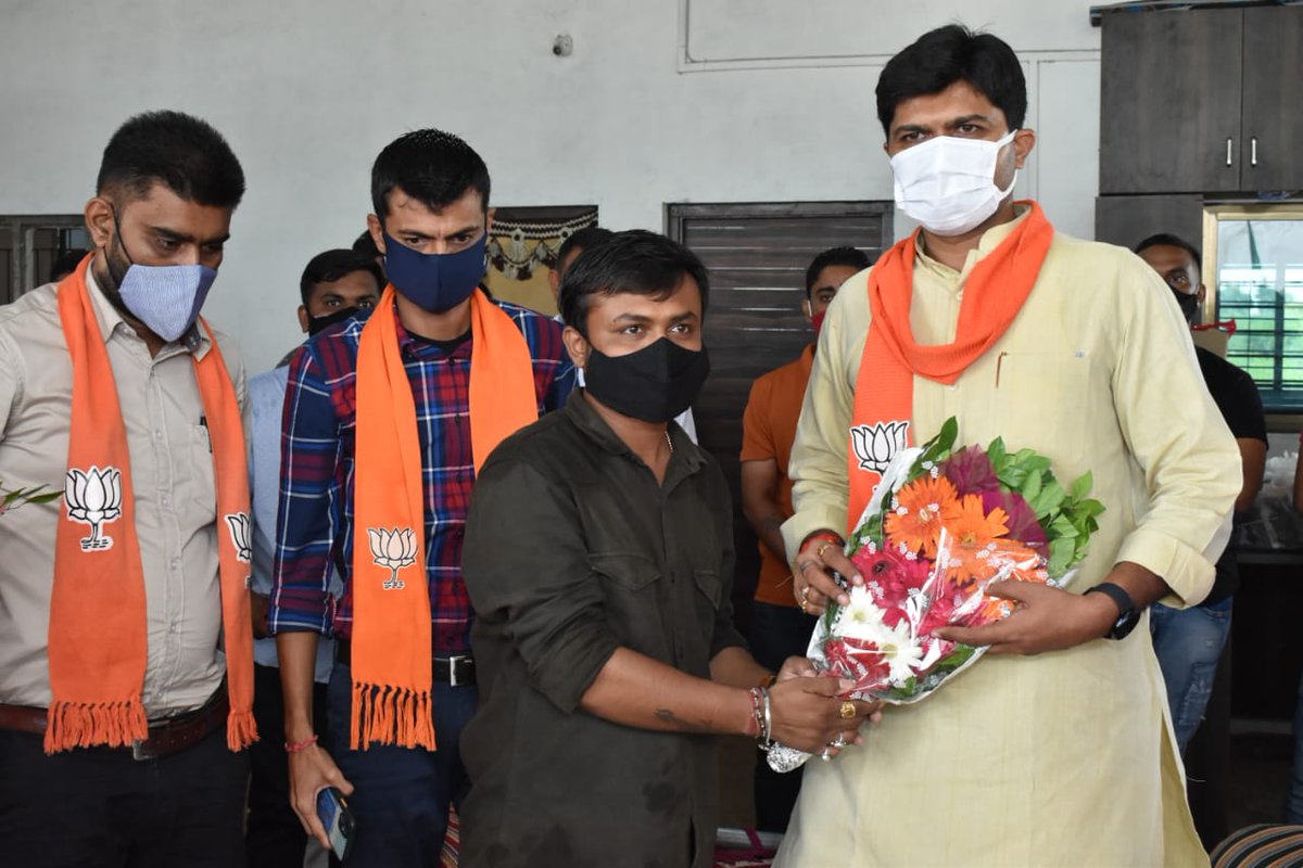 iamhumanfounda1's tweet photo. Today BJYM Gujarat President @DrPrashantkorat visited @iamhumanfounda1 Jeevdaya ashram along with other BJYM members and guided us about same. We are thankful to them for visiting and providing guidance. https://t.co/mpREbYerwY