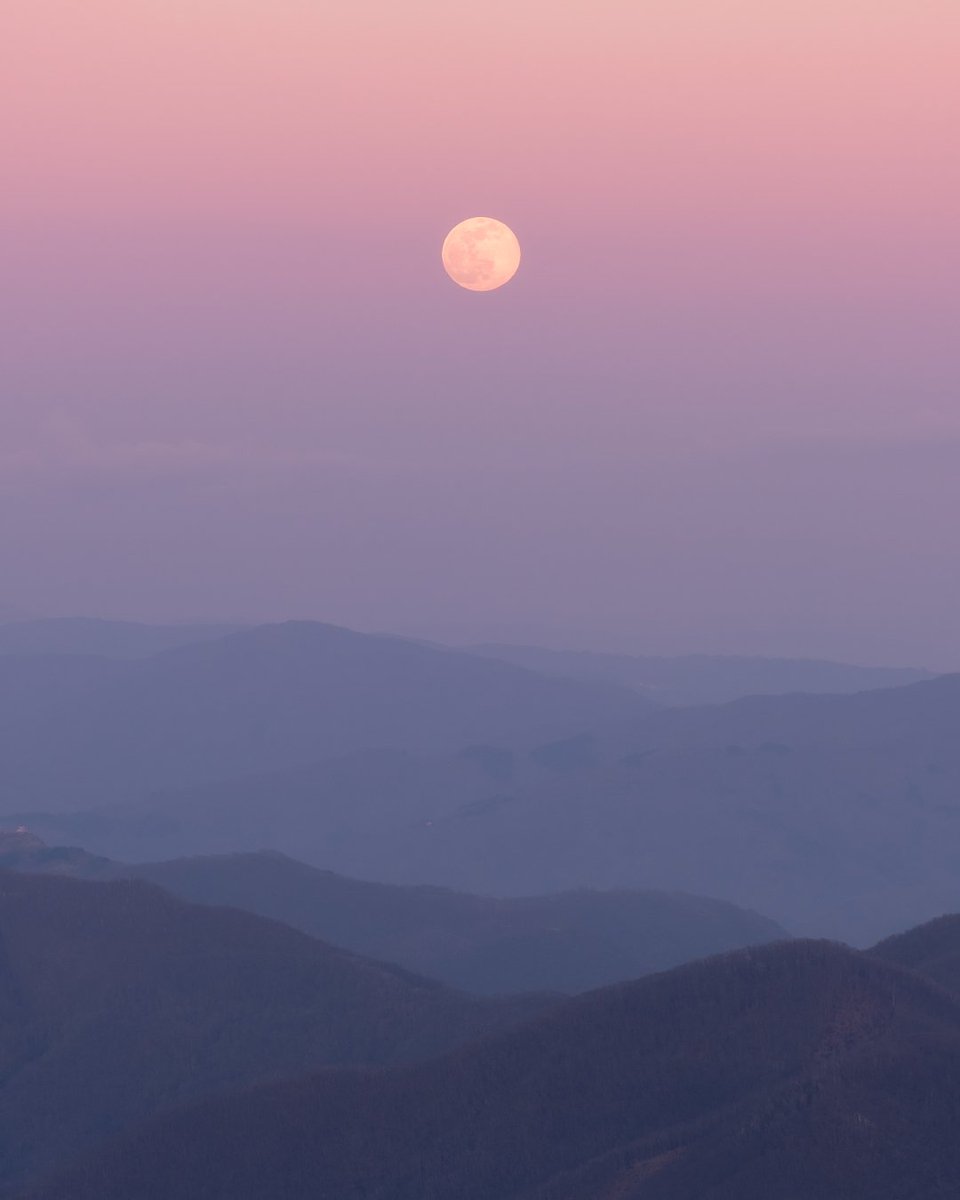 Full moon from monte Matanna 
#montematanna #apuane #apuanalps #fullmoon #landscapephotography #nightphotography #fujifilm #fujifilm_xseries #fujifilmxseries #tuscany #toscana